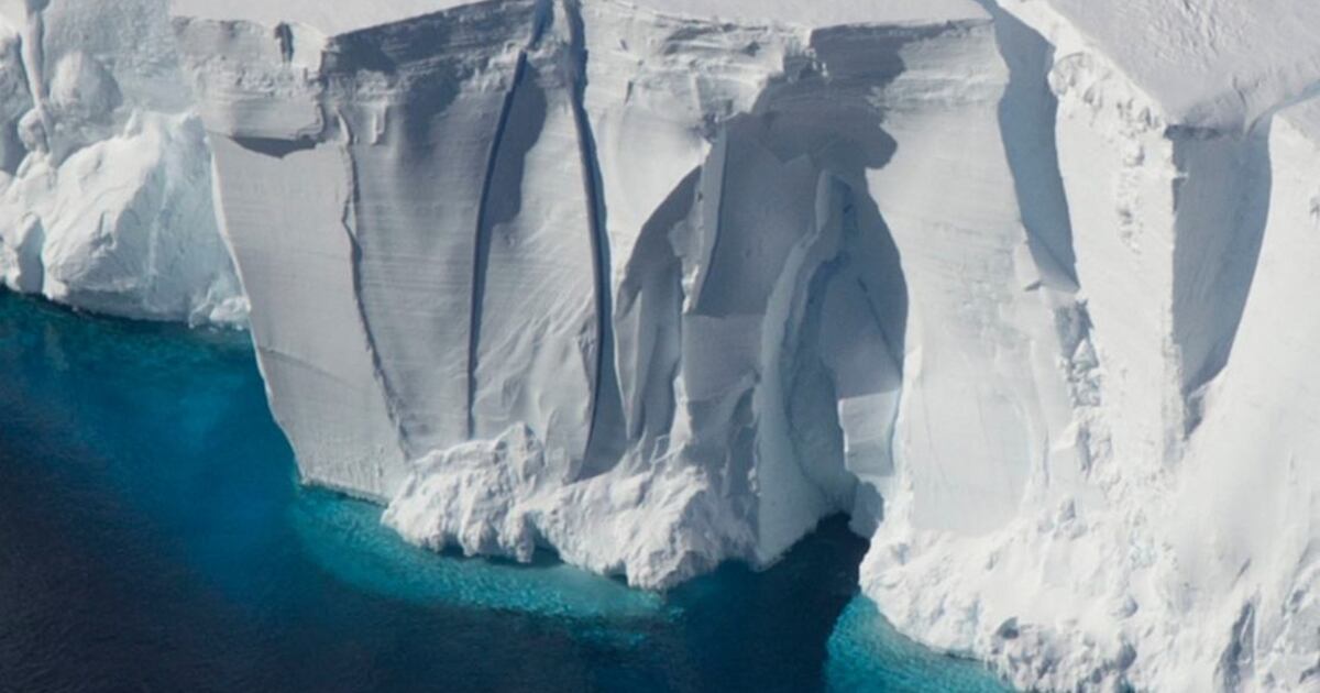 Таяние льдов мирового океана. Антарктида ледник Туэйтса. Ледник Туэйтса в Западной Антарктиде. Ледник Туэйтса ледники Антарктиды. Таяние ледников в Гренландии 2021.