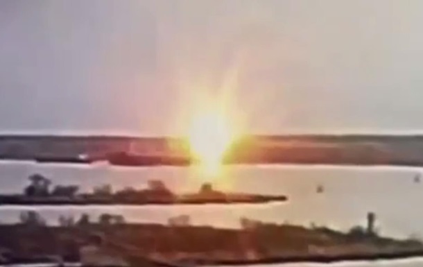 Момент ракетного удару по судну у порту Миколаєва потрапив на відео