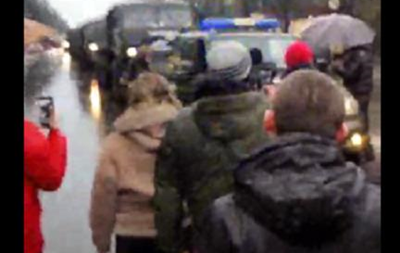 Жителі окупованого Мелітополя співали гімн України та лягали під авто РФ