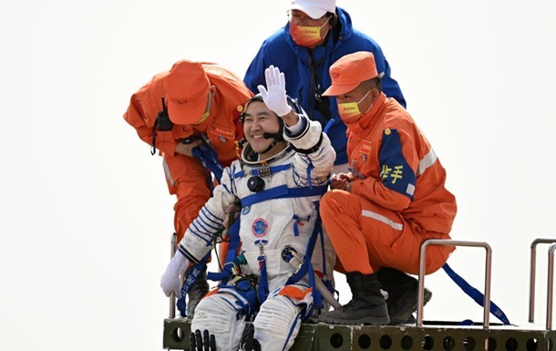 Екіпаж китайської космічної станції повернувся на землю