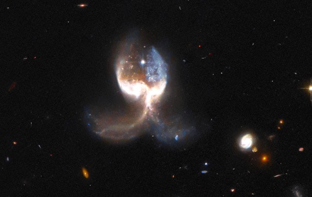 Хаббл відобразив незвичайне злиття галактик