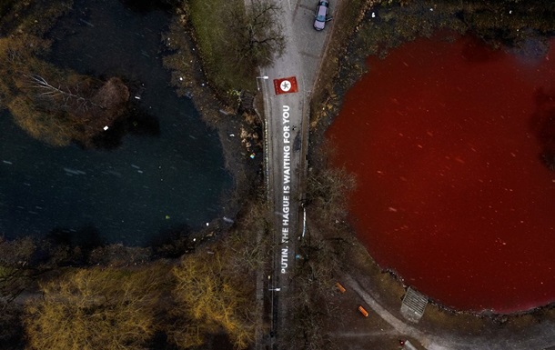 Литовські художниці створили  кривавий  ставок біля посольства РФ у Вільнюсі