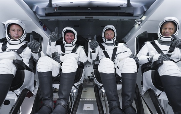 SpaceX відправила на МКС перший комерційний екіпаж