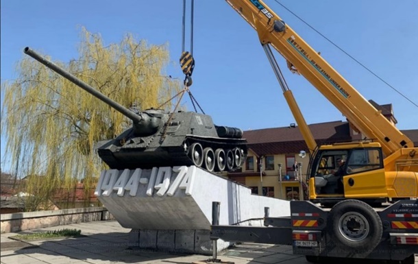 У Рівному демонтували пам ятник радянській військовій техніці