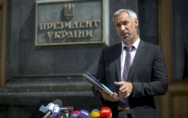 Екс-генпрокурор повторно намагається виїхати з України