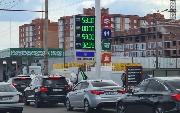 Кабмін тимчасово призупинить держрегулювання цін на бензин