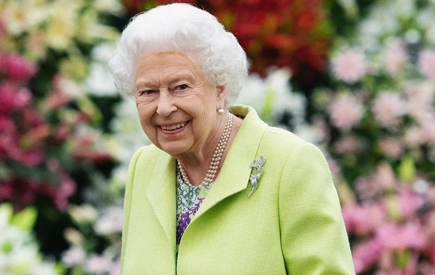 Коронаційну сукню королеви Єлизавети II готують до виставки