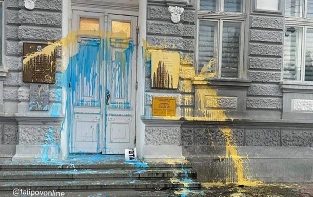 У Євпаторії будівлю адміністрації розфарбували жовтим і блакитним - Чубаров
