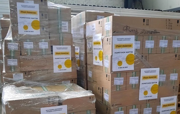 Фонд Ахметова передав партію продуктових наборів переселенцям у Києві
