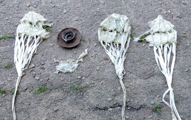 На селище Харківської області скинули снаряди на парашутах