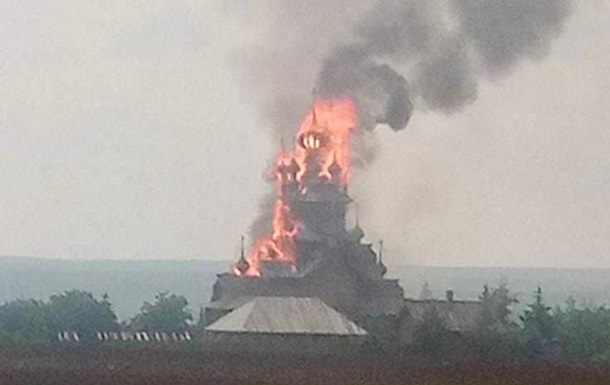 У Святогірську горить найбільший дерев яний храм України