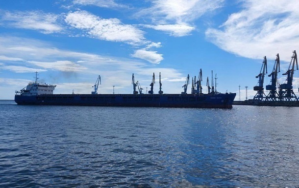 Двом капітанам суден РФ оголосили підозру через вивезення українського зерна