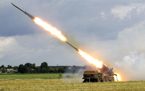 На Дніпропетровщині після обстрілу РФ горить поле
