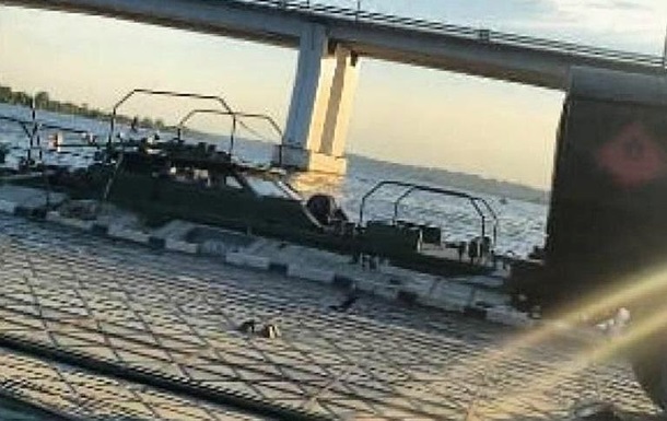 Окупанти запустили поромну переправу біля Антонівського моста