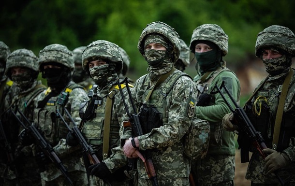 Перша група українських військових прибула до Британії на навчання