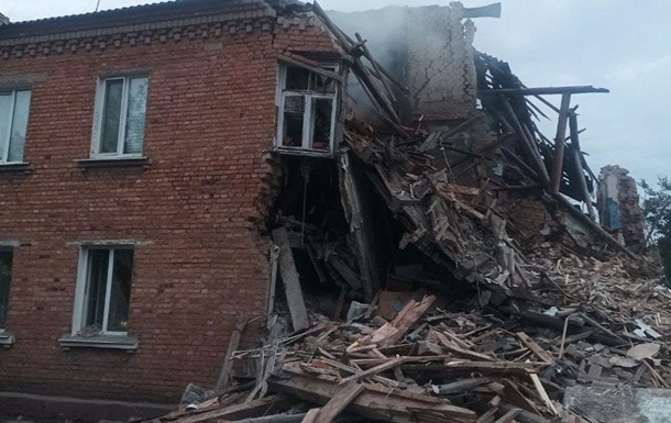 Ракетний удар по Чугуєву: зруйновано будинки, працюють рятувальники