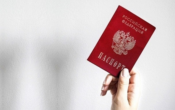 У Мелітополі окупанти змушують  бюджетників  отримувати паспорти РФ