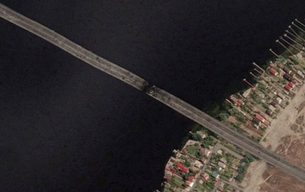 Удари по Антонівському мосту: відео наслідків