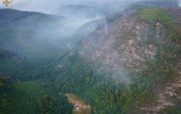 Масштабна пожежа на Закарпатті: до гасіння залучили авіацію