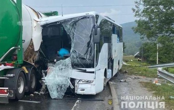 На Львівщині автобус зіштовхнувся із двома автоцистернами, є жертви