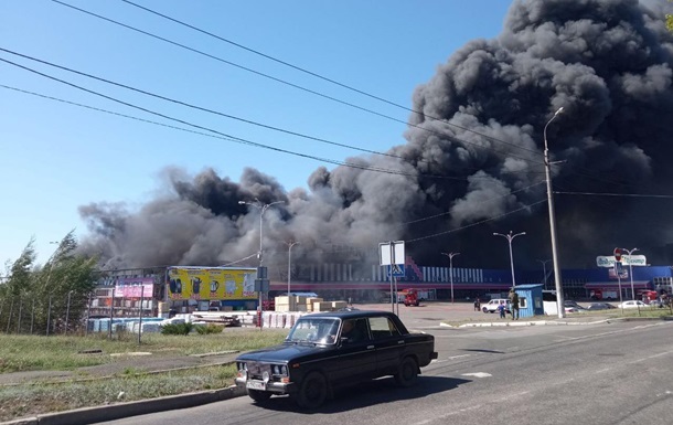 У Донецьку спалахнула масштабна пожежа в гіпермаркеті