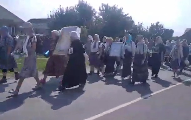 У бік Почаєва рухається неорганізована колона віруючих УПЦ