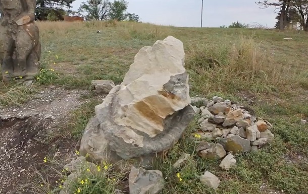 Росіяни розбили кам яні половецькі баби у Ізюма