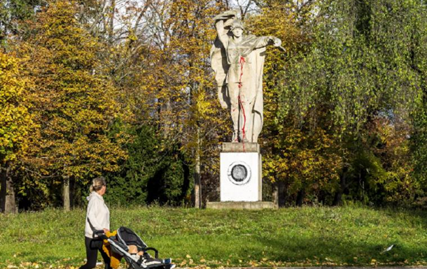 У Чехії до пам ятника червоноармійцю домалювали пральну машину