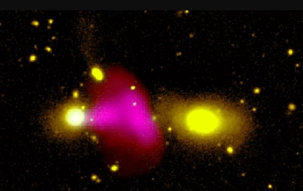 Вчені вперше побачили, як чорна діра  стріляє  по сусідній галактиці
