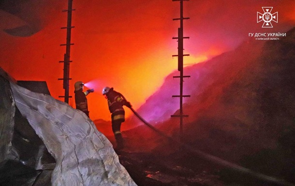 Під Києвом сталася масштабна пожежа на складі