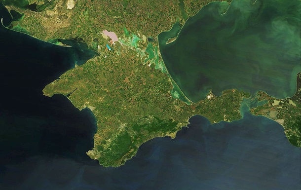 Росіяни у Криму риють окопи: супутникові фото