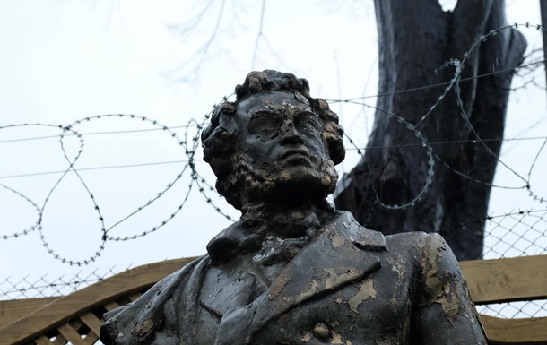У Чернівцях демонтували пам ятник Пушкіну