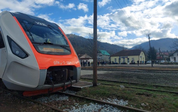 У Карпатах відновленою залізницею пройшов перший потяг до Румунії