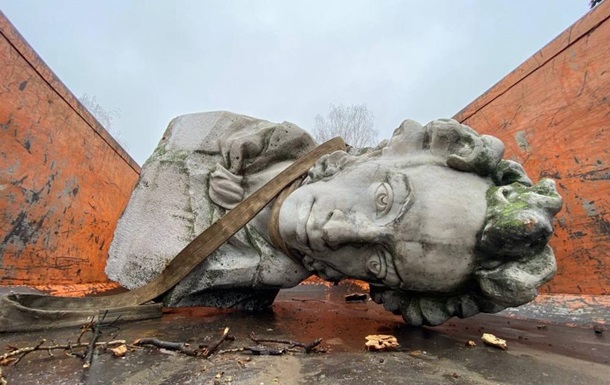 У Кременчуці демонтували пам ятник Пушкіну