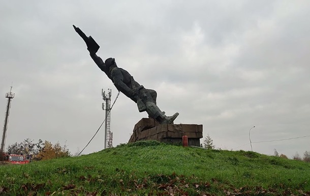 В Ужгороді знесли пам ятник  визволителям 