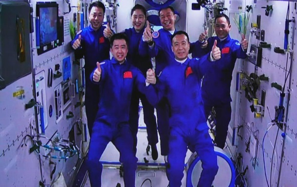 Китай уперше провів ротацію екіпажів на космічній орбіті