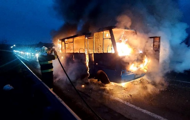 На Закарпатті на дорозі згорів рейсовий автобус