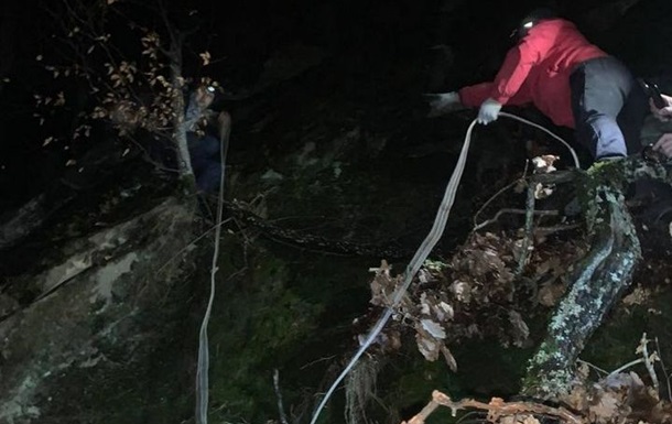 На Закарпатті турист зірвався зі скелі і дивом залишився живим
