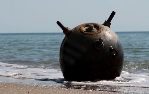 Поліція показала вибух морської міни на березі Коблевого