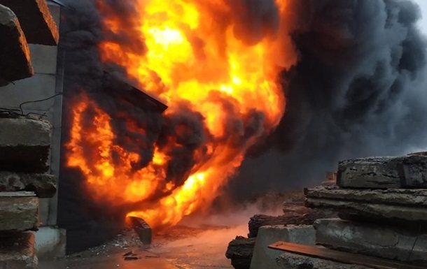 В Алчевську горить склад з паливом окупантів - Стратком