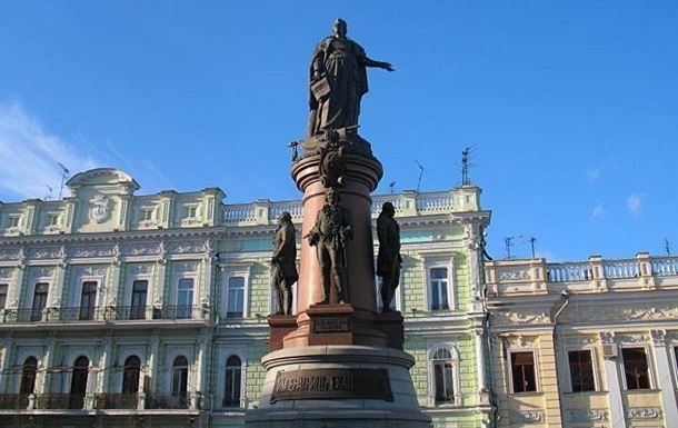 В Одесі почали демонтаж пам ятника Катерині II