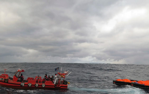 Біля берегів Японії затонуло судно з людьми - Bloomberg