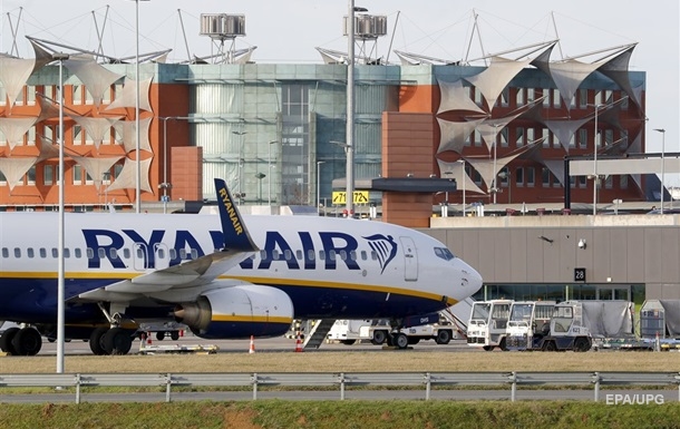 Літак Ryanair сів в Афінах у супроводі F-16 після повідомлення про бомбу