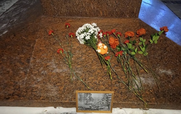 Москвичі стихійно приносять квіти та іграшки до пам ятника Лесі Українки