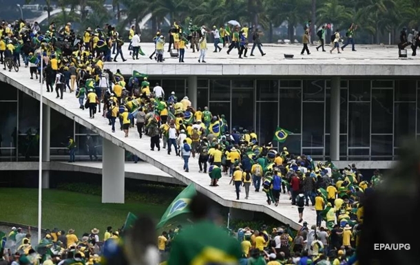 Прихильники колишнього президента Бразилії розгромили парламент країни