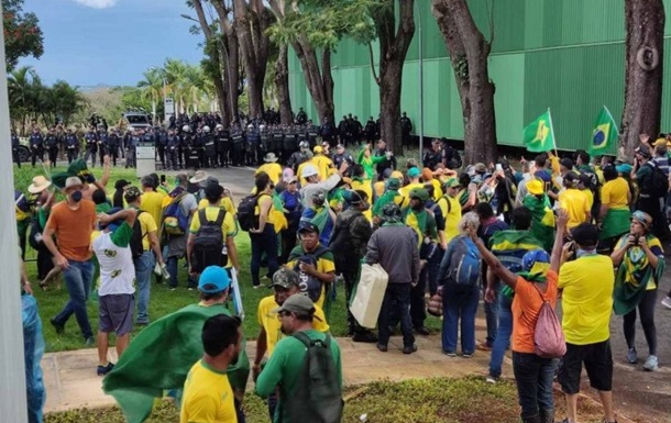 У Бразилії сотні затриманих, президент країни повертається до столиці