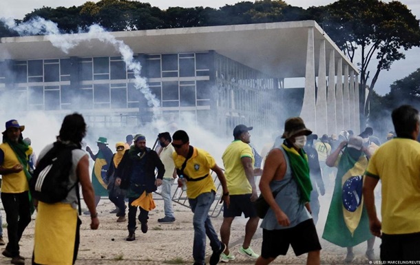 У Бразилії умовно звільнили сотні прихильників Болсонару