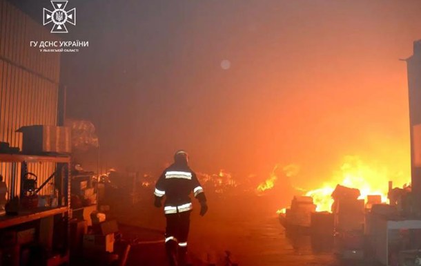 У Львові сталася масштабна пожежа на складі побутової хімії
