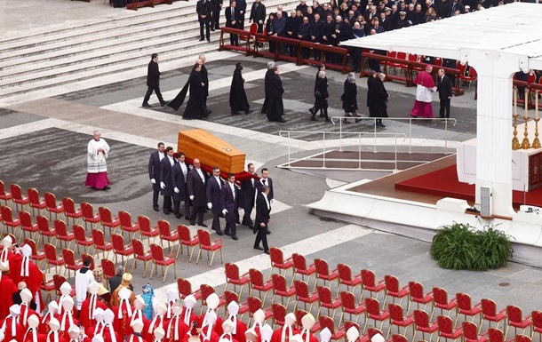 У Ватикані поховали колишнього Папу Римського Бенедикта