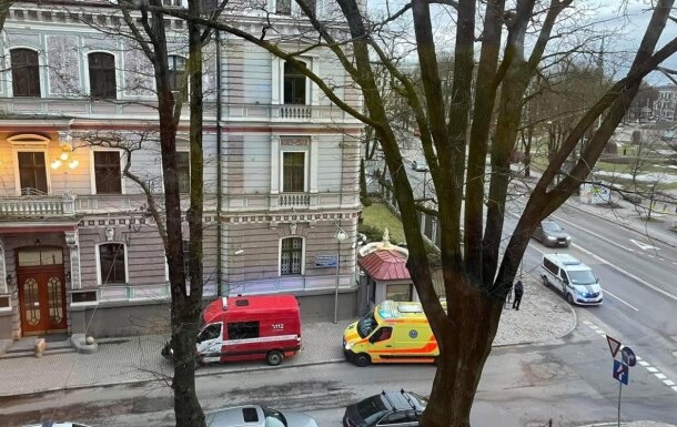 У поліцію Латвії повідомили про підозрілий пакет у посольстві РФ
